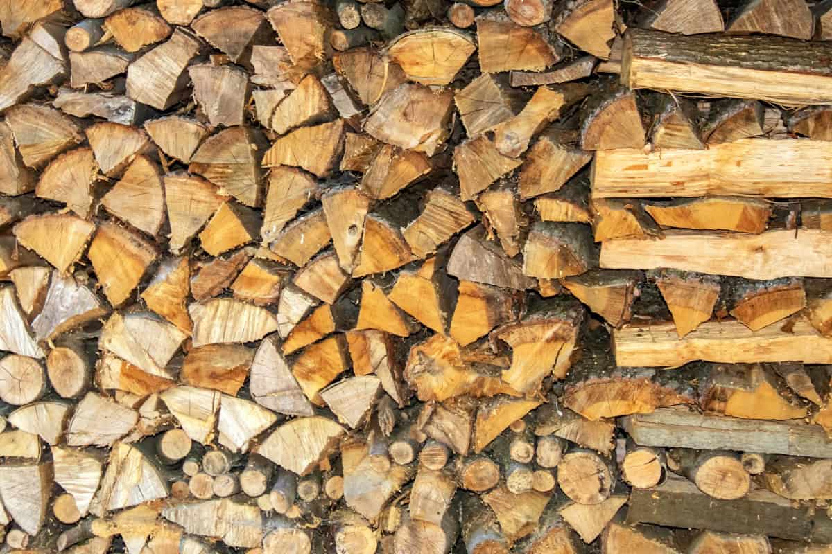 how-to-stack-firewood-types Image of stack of firewood including a criss-cross stack to the right.