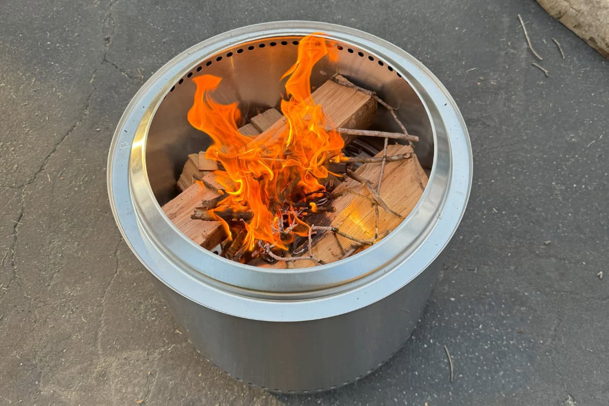 solo-stove-smoking-closing Image of a fire in a new Solo Stove Bonfire.