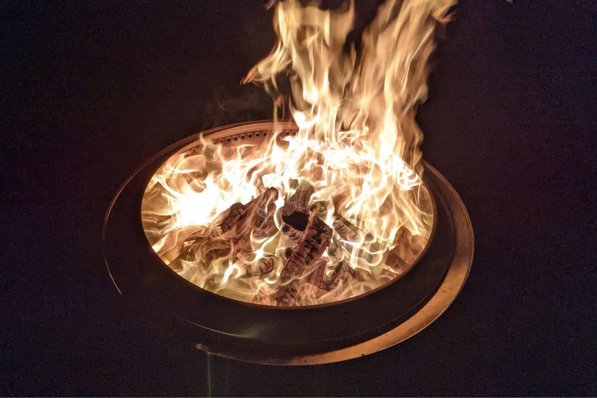 solo-stove-smoking-faqs Image of a Solo Stove Bonfire at night.