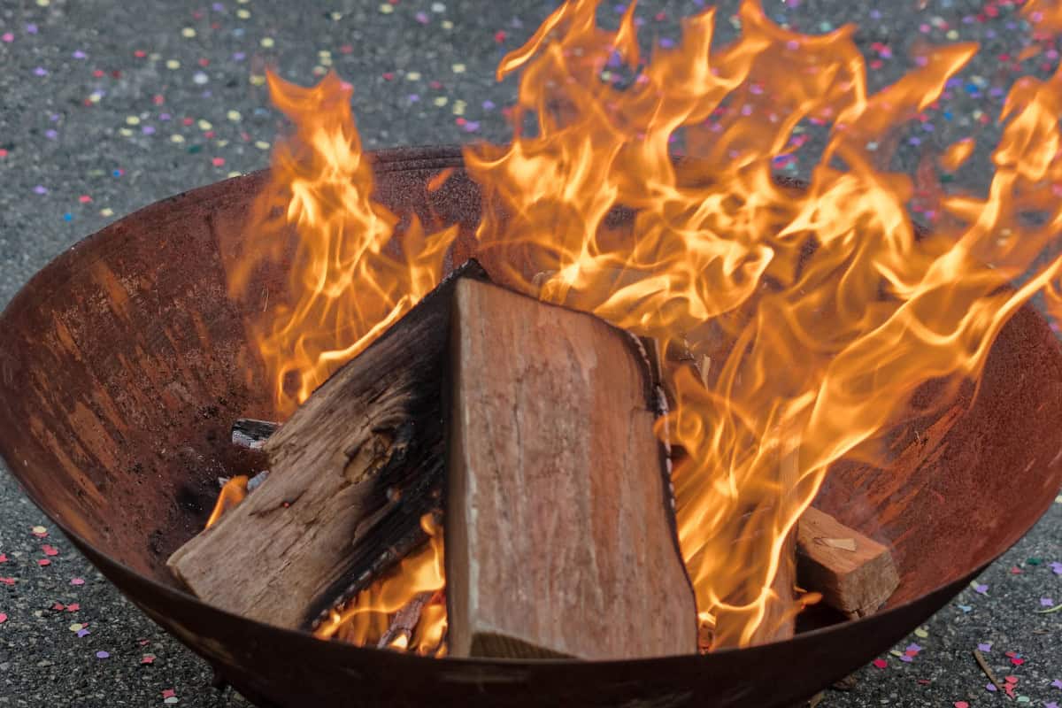 fire-pit-firewood-buyers-guide-closing Image of a clean burning fire pit for a firewood buyers guide.