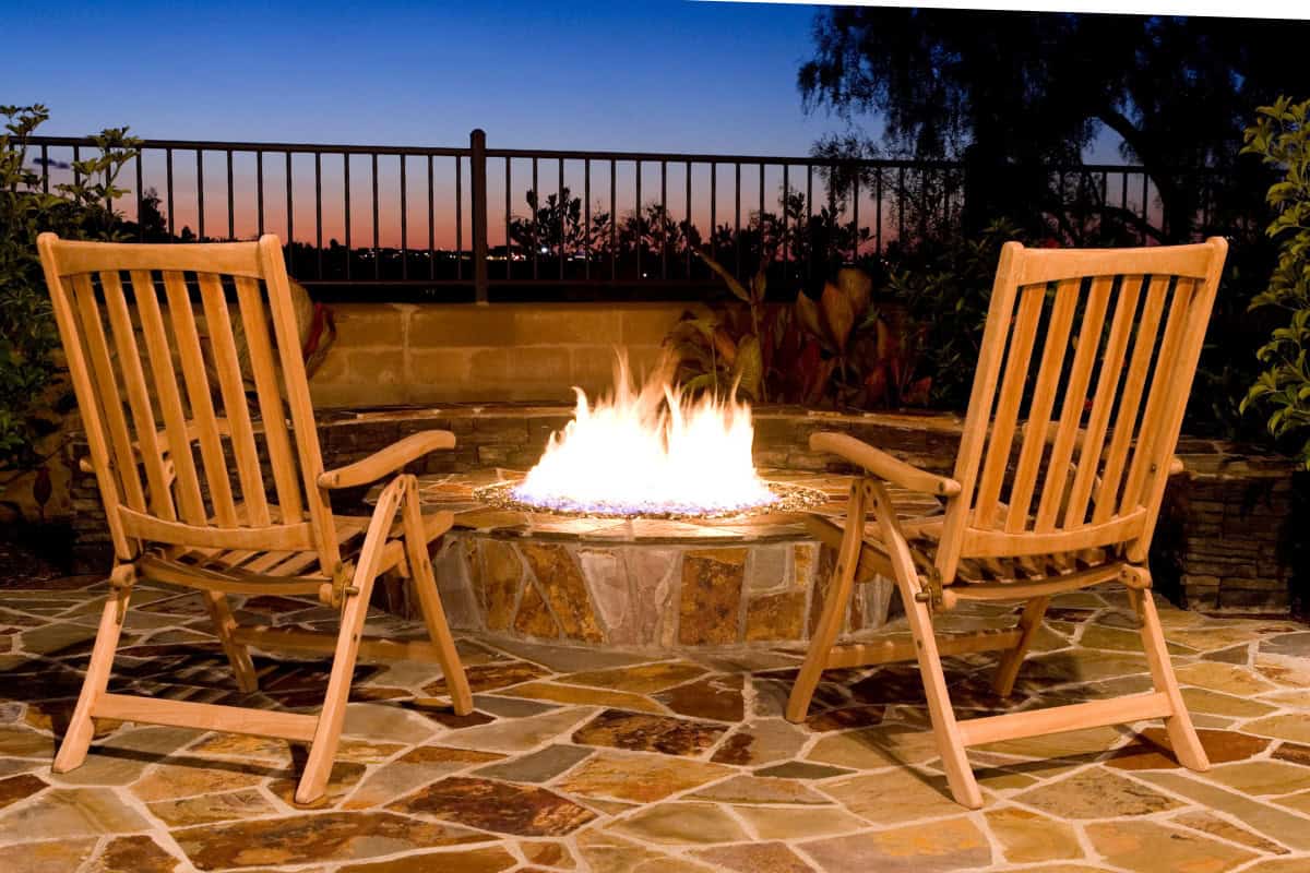 gas-fire-pits-provide-heat-faqs Image of a gas hardscape fire pit for a blog post answering the question, "do gas fire pits produce heat?"