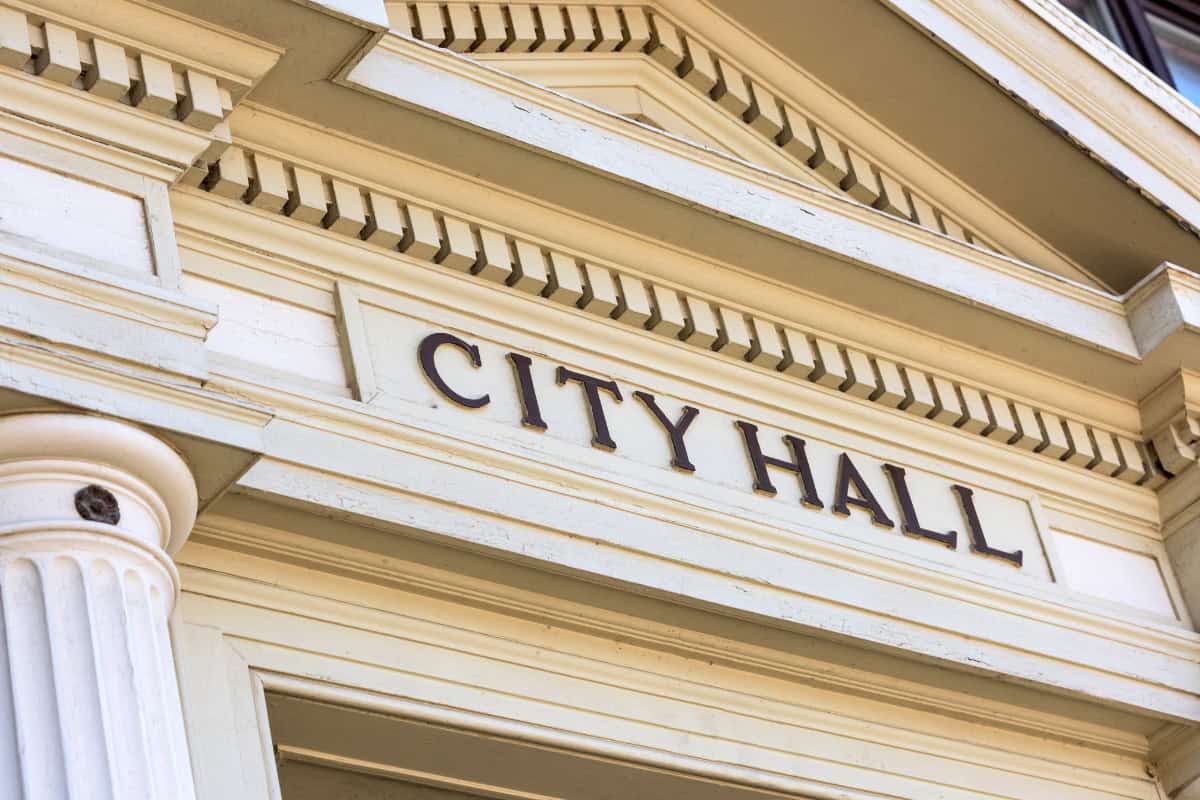 Image of the facade of a town's city hall.