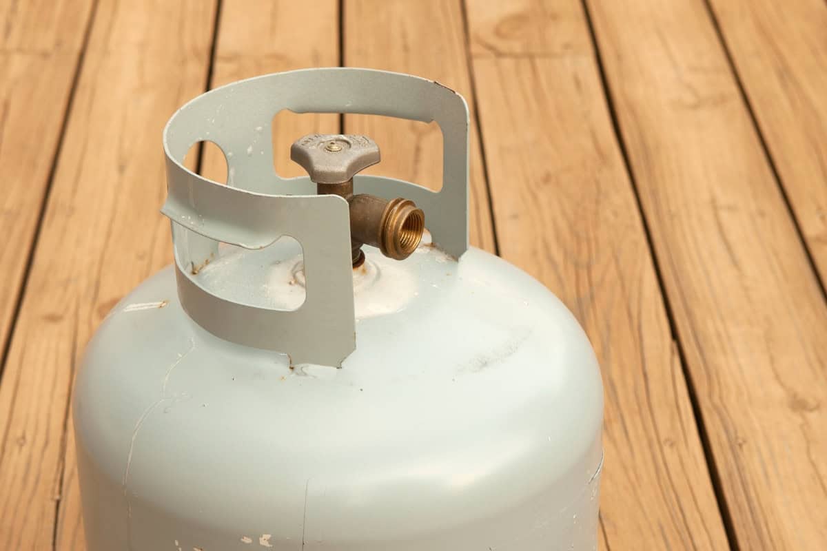 best-fire-pit-for-suburban-backyard-set-up Portable propane gas tank for outdoor heating or grilling, suited for backyard gatherings and patio use.